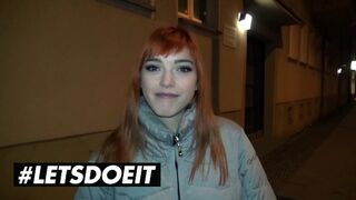 Lulu Gun a Anny Aurora zdieľajú obrovský čierny strom vo voľnej prírode