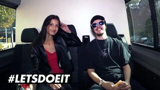 Tenké hnedé Coco Bozk vysaje veľký čierny strom v aute za peniaze