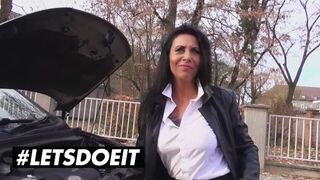 Okrúhle prsia Lady Paris sa trasú vzrušením vonkajšieho pečenia vlkov