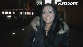 Mira Grey Nemecká hnedá kurva šukanie cudzinca pre peniaze v autobuse