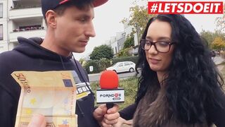 Nemecké dospievajúce dievča s veľkým zadkom, ktoré vystupuje z autobusu v sexi auto jebaní
