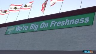 Blondínka krásavica je rozdrvená v kúpeľni