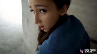 Carmen Raeova malá kundička sa dostáva do tvrdého kokota na kasting