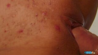 Veľký červený tínedžer, ktorý skáče do tvrdého hniezda, deepthroat po fajke
