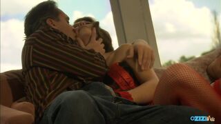 Horúci na gauči - parný šukanie čiernovlasý milf
