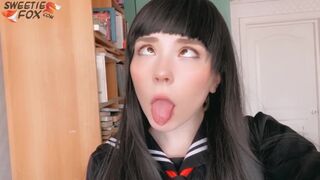 Japonská školáčka fajčí vtáka hlboko a jazdí na ňom divoko
