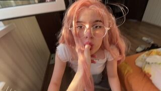Roztomilý dospievajúci fajčí svojho vtáka - najlepšia fajka show