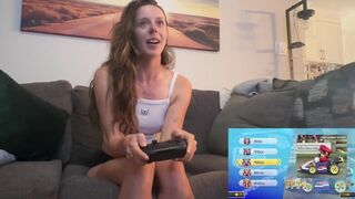 Pruhovaný Mario Kart duel s bujnou hračkou v mojej kundičky - banánová záplava v sexy hre