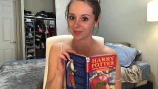 Hysterický Harry Potter čítanie sedí na vibračné protézy