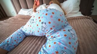 Pri otvorených dverách, pri pozeraní porna, zvádza svojho nevlastného otca, svoju malú dcéru