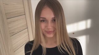 Blondínka skáče na strom svojho priateľa
