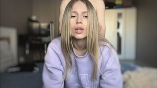 Teenage blondínka bomba ukazuje jeho telo a pomáha jeho priateľ si to po horúcej kurva