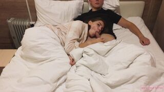 Atraktívna dospievajúca fajčí vtáka, zatiaľ čo doma pozerá filmy