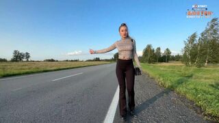 Horúca suka v tesných legínach ukazuje svoje kozy a zadok, platí sex za jazdu