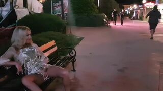Bláznivé ruské dievča masturbuje a čúra na verejnej ulici