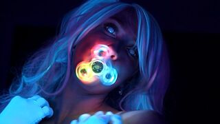 Neon lesklé dospievajúce dievča zvádza svojho vtáka s perfektným telom