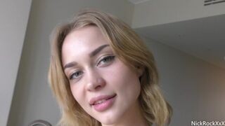 Loren Strawberry má tesný puberťa anál v hoteli