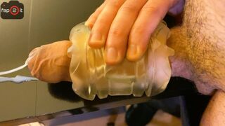 Hot kohút trenie v flush s divokým stonanie a špinavé slová, kým veľký pôžitok