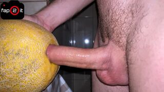 Chlapík, ktorý má na hlave sračku s šťavnatým melónom na creampie