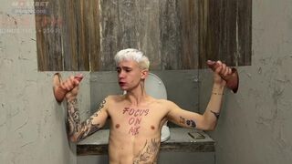 42: ten chlap nečakal, že jeho ústa a zadok budú vyvŕtané cez tieto wc diery
