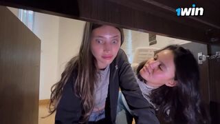 Nevšimol som si, že moja slúžka je taká sexi, že bola vnútri, aby vyčistila štúdium