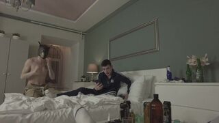 Zrelý muž pretiahol dvoch zlatých chlapcov na párty