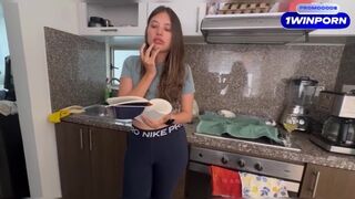 Moja vzrušená blondínka susedka ju požiada o masáž pre svojho milenca