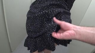 Žena podvádza svojho manžela s kolegom v prednej časti domu
