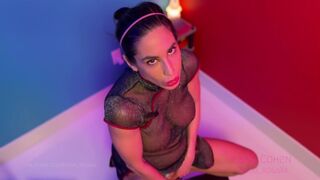 Lana Cohen Milf si šuká s dildom, zatiaľ čo nosí zadky