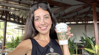 Teenage fajka v kúpeľni Starbucks - sprej vtáka na tvári po káve s sliz v strede