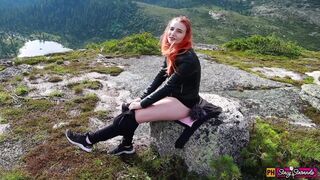 Dospievajúce červené dievča masturbujúce v horách na orgie