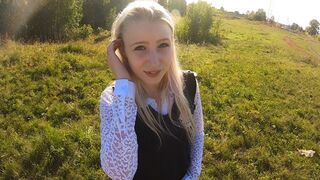 Pekná blondína teenager v ústach a všetky tie sračky na ceste domov zo školy