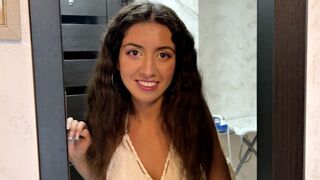 Susedka sa mi vlámala do domu, vyzliekla si nohavičky a ponúkla mi horúcu kundičku