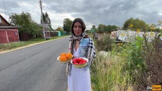 Požiadal som farmára, aby mi ukázal, ako pestuje šťavnaté ovocie a zeleninu