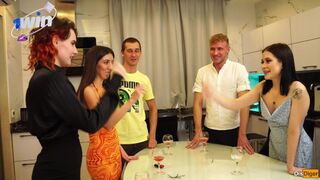 Novoročný sex v klube swingers - veľký boj s vtákmi!