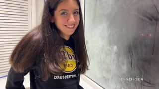 Pretiahnem krásu párty na Balkáne, zatiaľ čo jeho priateľ nič nepodozrieva