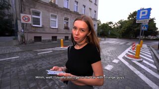 Na ulici objavil krásu, ktorá ma sledovala priamo do mojej postele