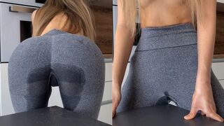 Teenage girl trenie sa divoko pri stole, zatiaľ čo jej legíny sú plné striekania