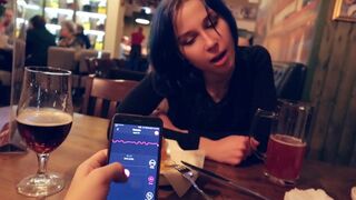 Rozbil som vibrátor mojej nevlastnej sestry pri bare, aby plakala
