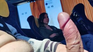 Mimozemský tínedžer fajčí toho chlapa v autobuse