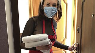 Chyžná sa vracia do starého hotela s veľkými prsiami
