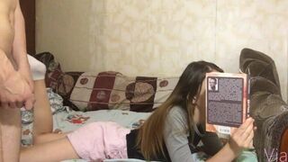 Čakal, kým tú knihu odloží a pretiahne ju - Via Hub