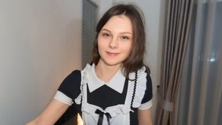 Pekná slúžka sa po vyčistení poriadne pojebe a zviaže si tvár