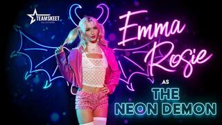 Neon démon prosí o vtáka s jeho veľkými zelenými očami