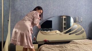Hot milf nevlastná matka v hodvábnom rúchu skáče na vtáka a zastrelí sa