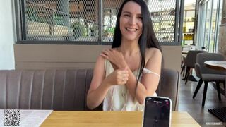 Eva si užíva verejnú reštauráciu so svojím milovníkom vibrátora na diaľkové ovládanie