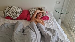 Sexi chlap šuká ženu svojho kamoša, keď je preč a robí pre neho zákulisné video