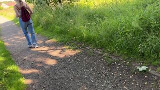 Nehanebné dospievajúce dievča ma pristihlo, ako mi mláti vtáka, a je na divokých veciach