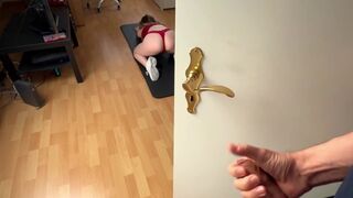 Napchaté v študentskom byte: Sexy vysokoškoláčka nemôže odolať môjmu tvrdému vtákovi
