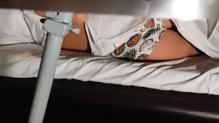 Vo vlaku verejne šuká svojho ženatého partnera, predstiera, že je producent